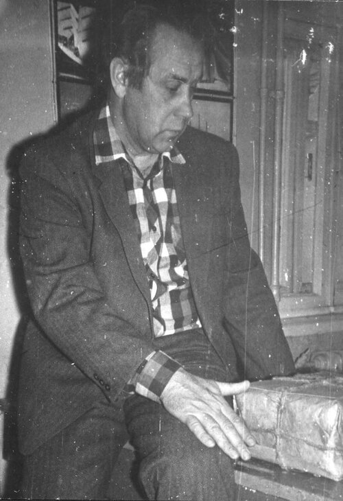 1988-01 Крапивин с пачкой книг